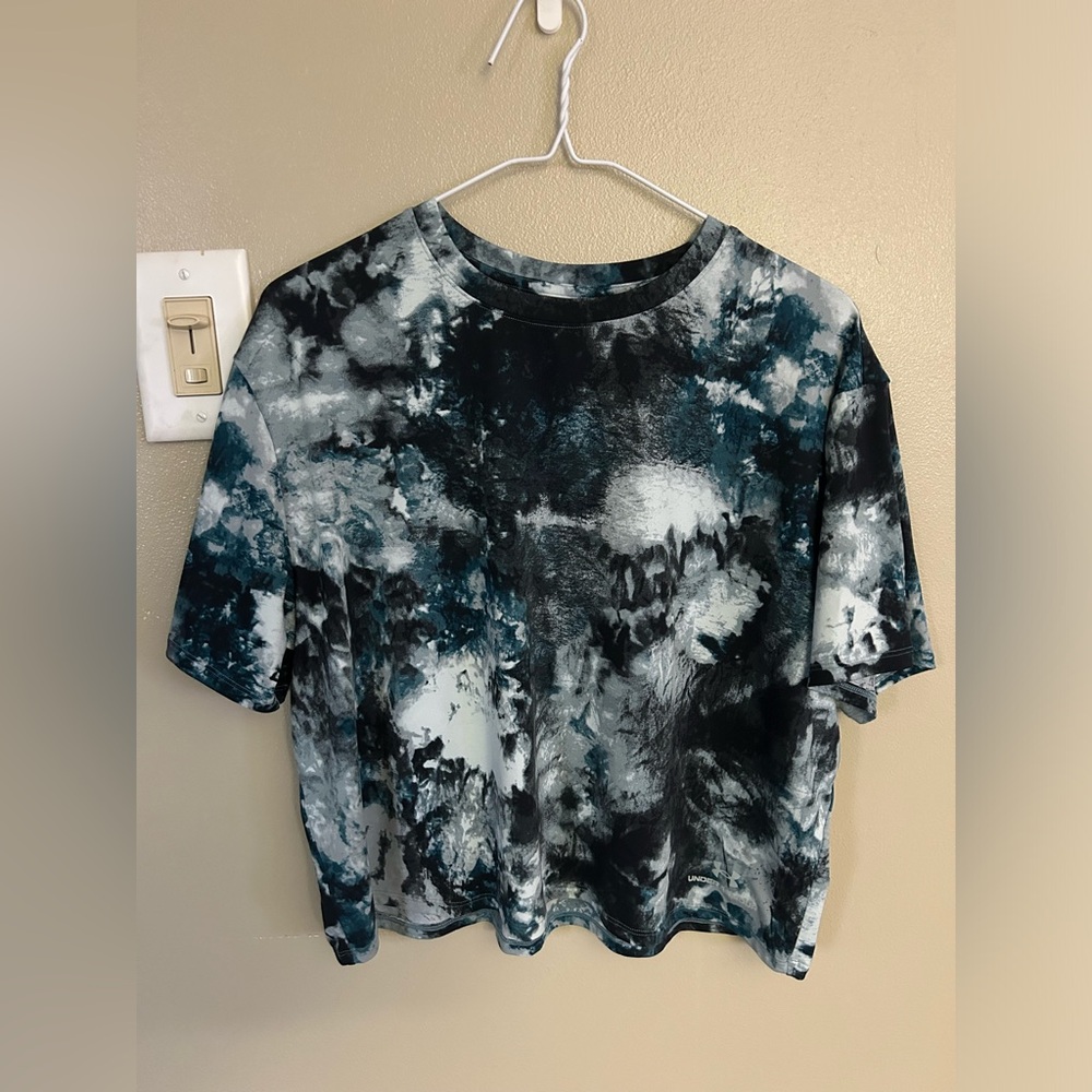 Women’s Medium Printed Blue Loose Under Armer Shirt
